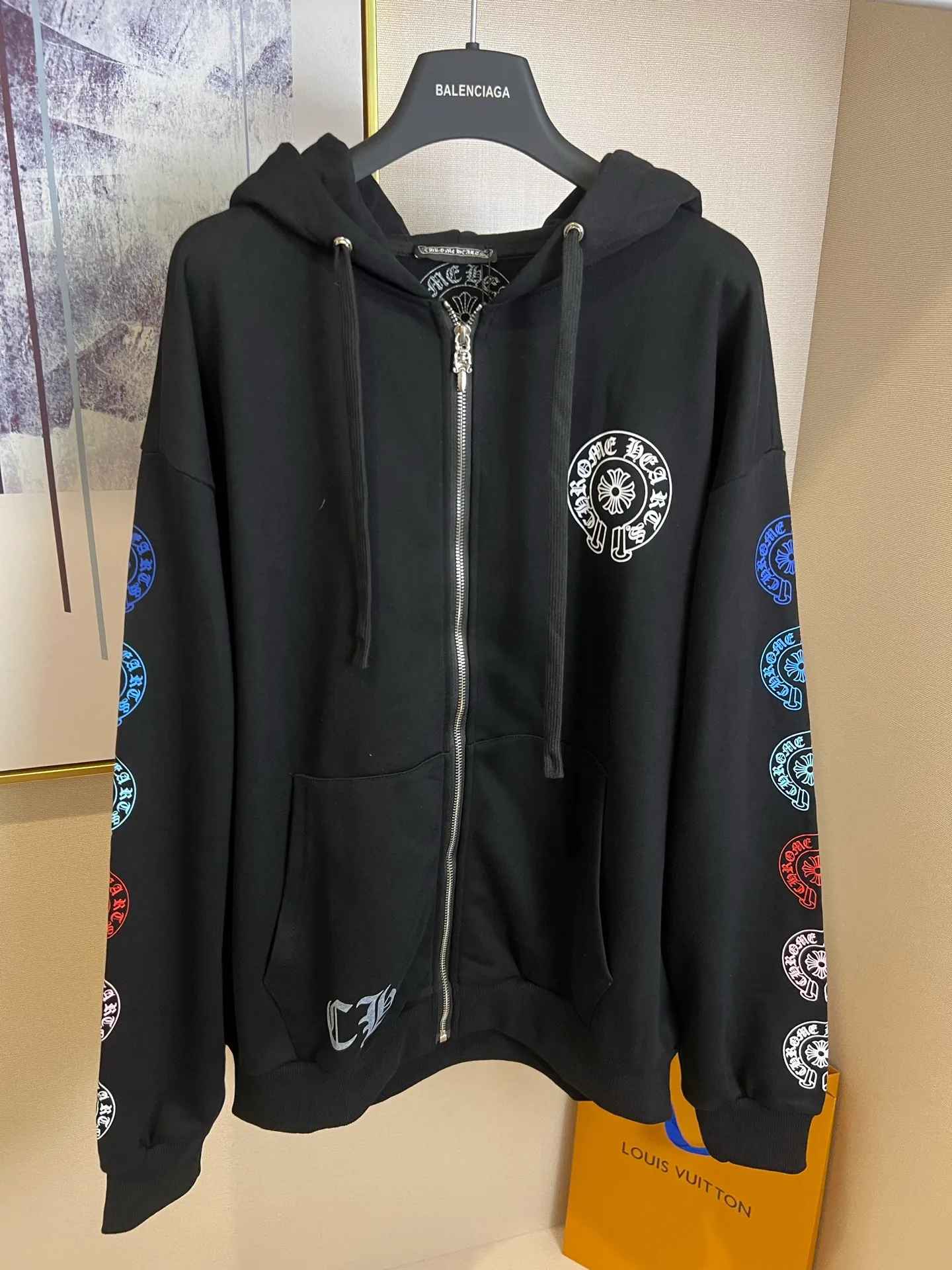 P360 Size: S/M/L/XL White/Black Unisex Chrome Hearts classic colorful horseshoe zipper sweatshirt jacket, customized fabric Sanskrit contrasting color Large and comfortable version The color combination is super nice! Full of high-end, so handsome, and a must-have, it’s worth buying!  ⚠️Washing method: For pure cotton products, please wrap the laundry bag inside out and machine wash quickly in cold water! ! Do not soak/wash in warm water!